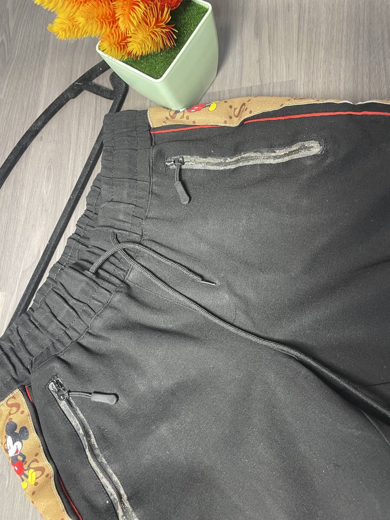 Short Sport Homme Avec Détails Mickey Et Poches Zippées — image1