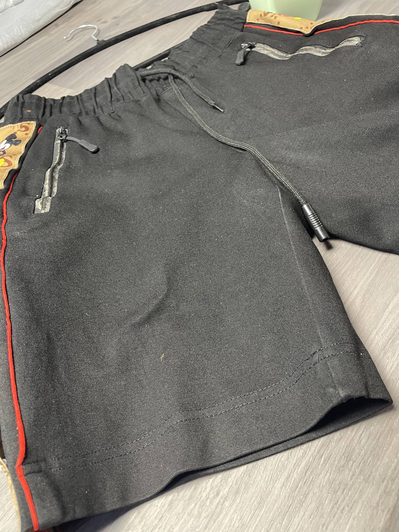 Short Sport Homme Avec Détails Mickey Et Poches Zippées — image2