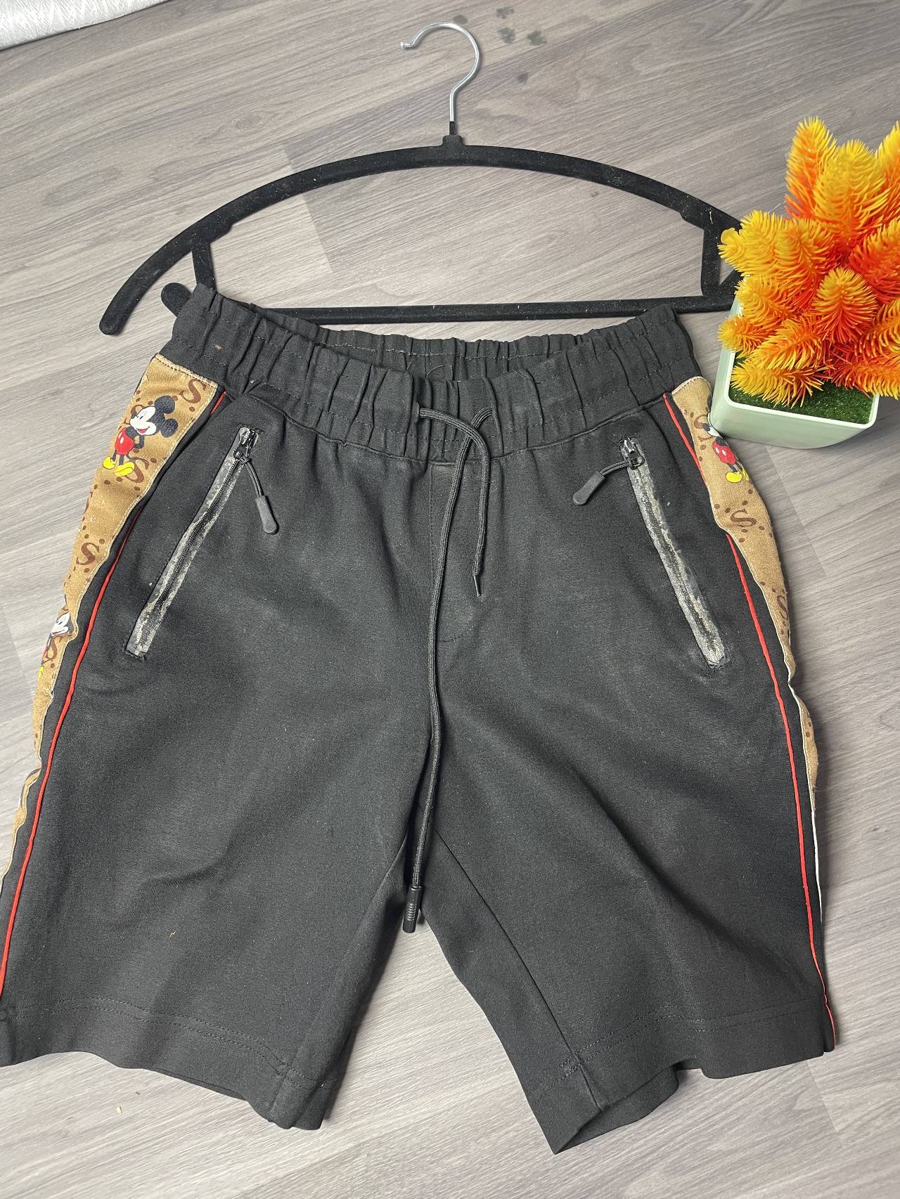 Short Sport Homme Avec Détails Mickey Et Poches Zippées — image3