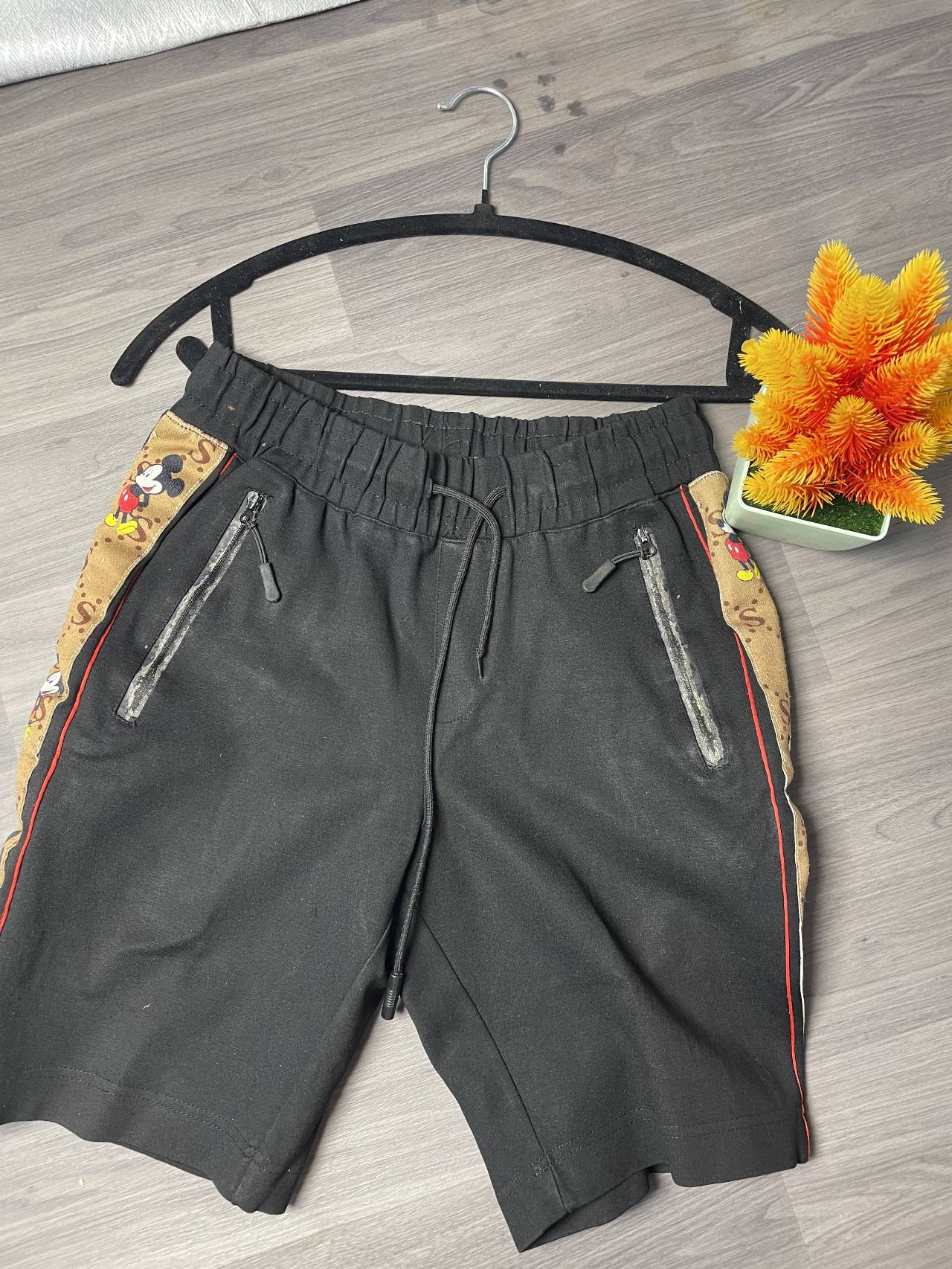 Short Sport Homme Avec Détails Mickey Et Poches Zippées — image principale