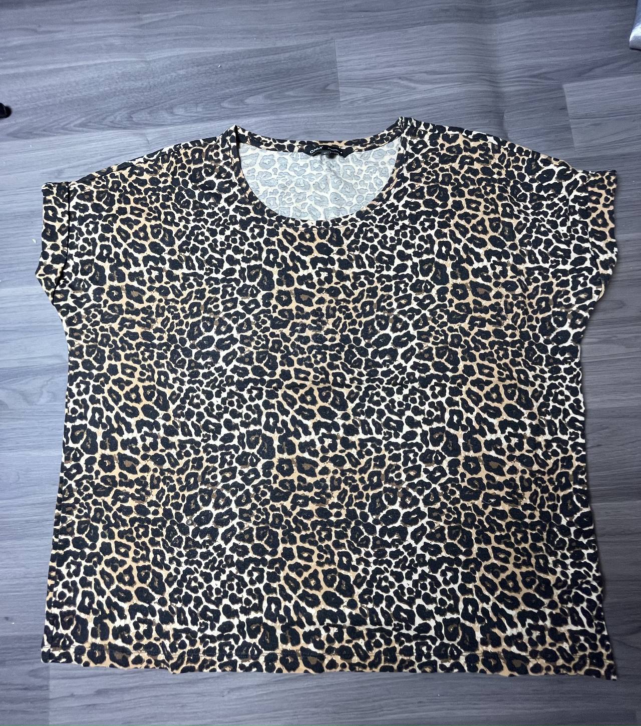 T-shirt Léopard Oversize – Décontracté Et Tendance — image1