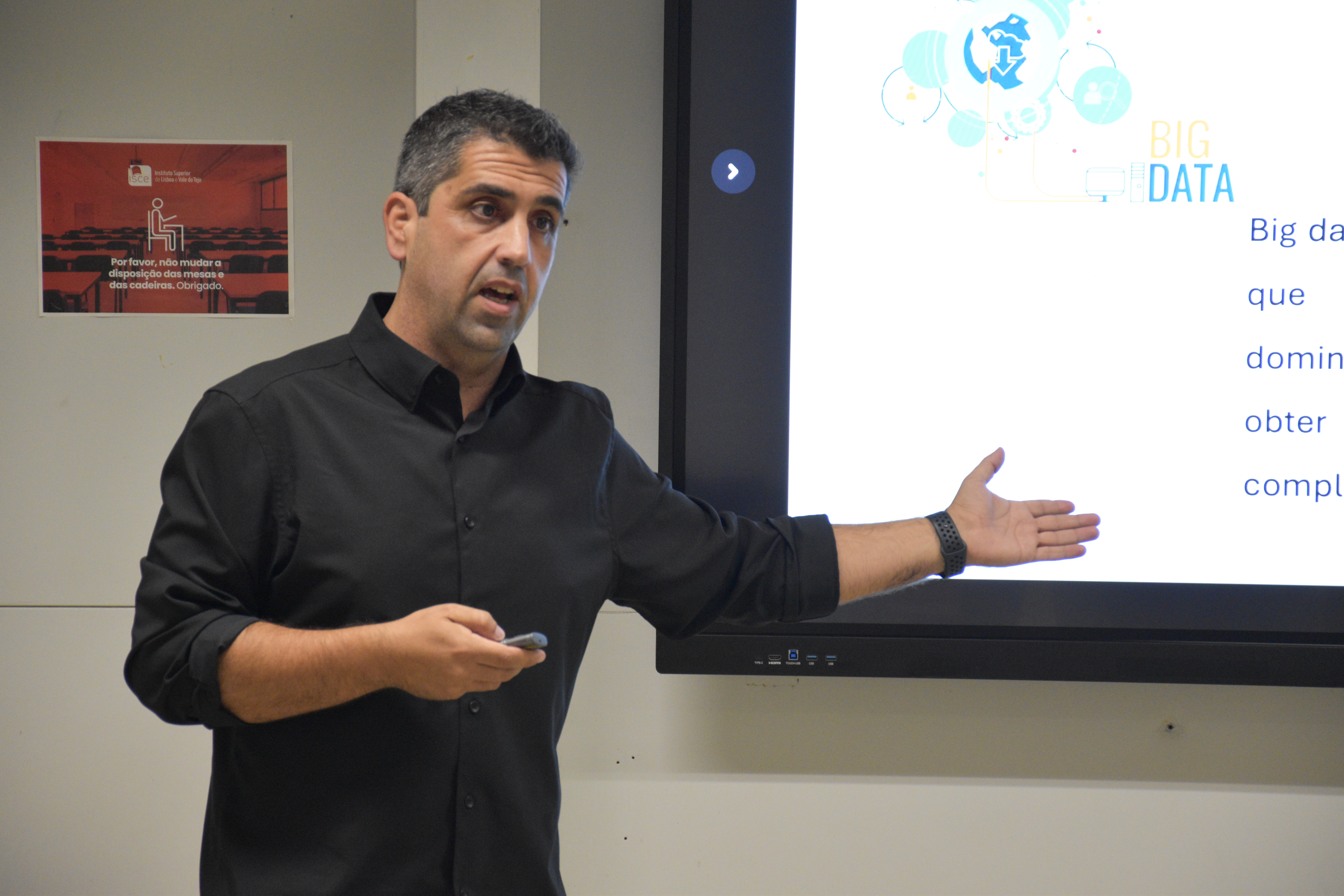 Prof. Doutor Hugo Sarmento dinamizou conferência "Aplicação da Inteligência Artificial à Escrita Científica – Desafios e Oportunidades"
