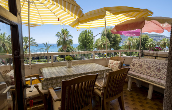 Квартира 3+1 с прямым видом на море и крепость в центре Алании, 135 кв.м. в Турции - фото 1