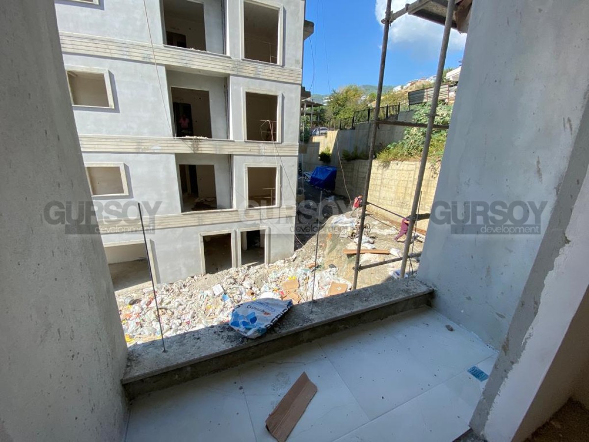 Просторная квартира  в новом доме в районе Хасбахче. 3+1,95м2 в Турции - фото 1