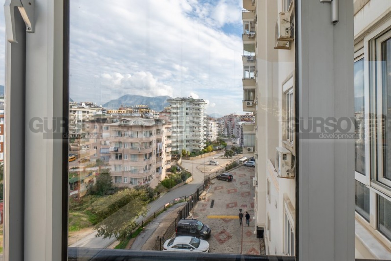 Шикарная квартира 2+1 с дизайнерским ремонтом и видом на горы в Джикджилли, 110 м2 в Турции - фото 1