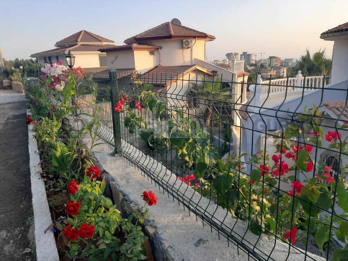 Вилла 3+1 с садом и бассейном в Инжекуме, 200 кв.м. в Турции - фото 1