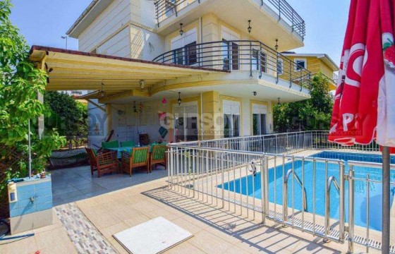 Вилла 4+1 с бассейном и садом в Конаклы, 215 кв.м. в Турции - фото 1