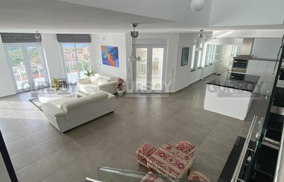 Вилла с прекрасными видами на море и город в Каргыджаке. 5+1, 330м2 в Турции - фото 1