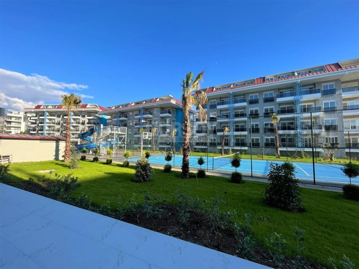Новая просторная квартира 1+1 в шикарном жилом комплексе всего в 200 м от моря в Кестеле, 65 м2 в Турции - фото 1