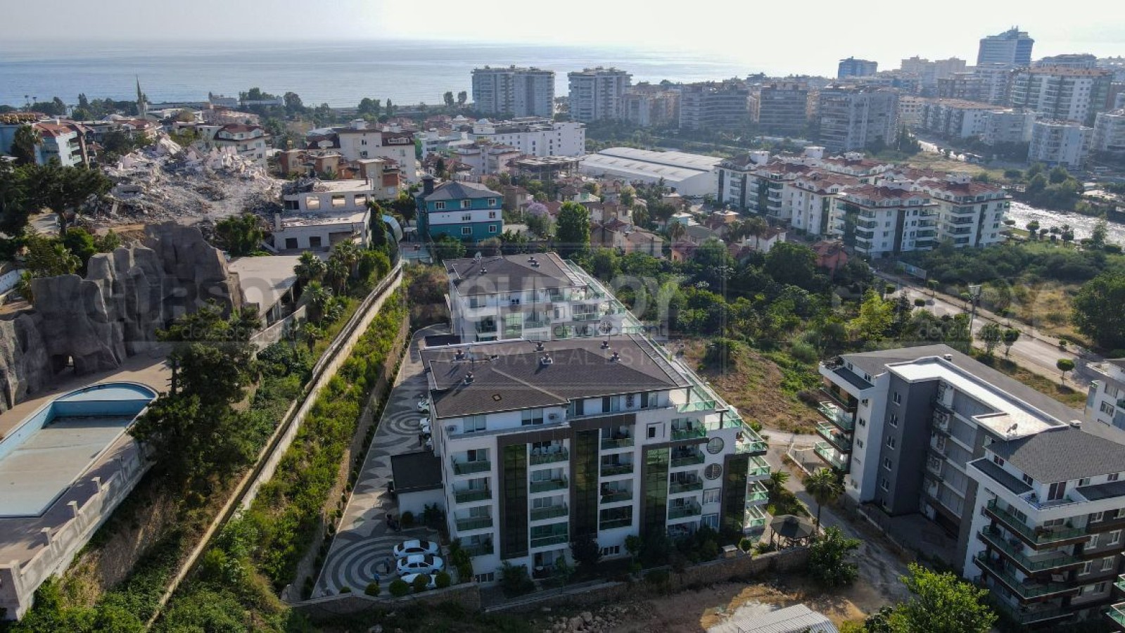 Просторная меблированная квартира 1+1 у реки Димчай в районе Кестель, 70 м2 в Турции - фото 1