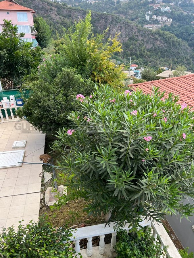Просторная уютная вилла 4+1 с садом и бассейном в районе Тепе, 200 м2 в Турции - фото 1
