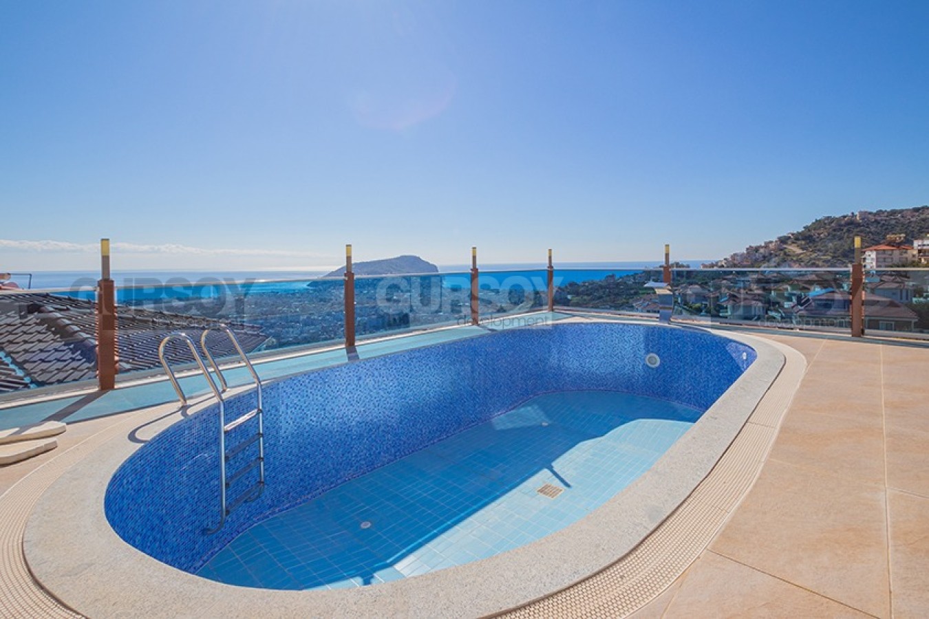 Шикарная меблированная вилла 4+1 с бассейном и восхитительным видом на море в Тепе, 400 м2 в Турции - фото 1