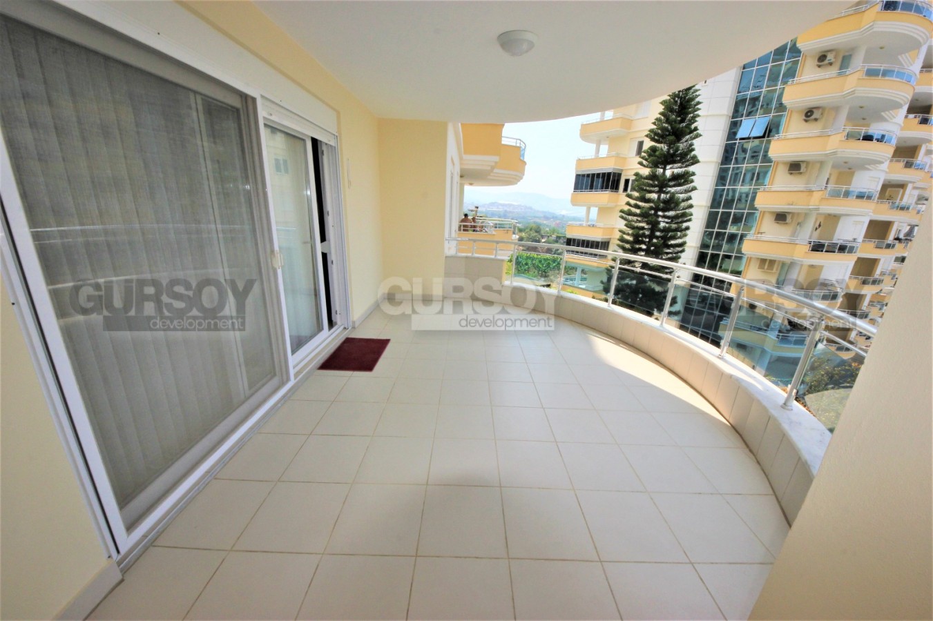Очень просторная и полностью меблированная квартира 2+1 в масштабном жилом комплексе в Махмутларе, 150 м2 в Турции - фото 1