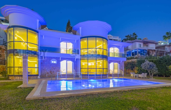 Шикарная вилла с 5 спальнями и большой частной территорией в Бекташе, 580 м2. в Турции - фото 2