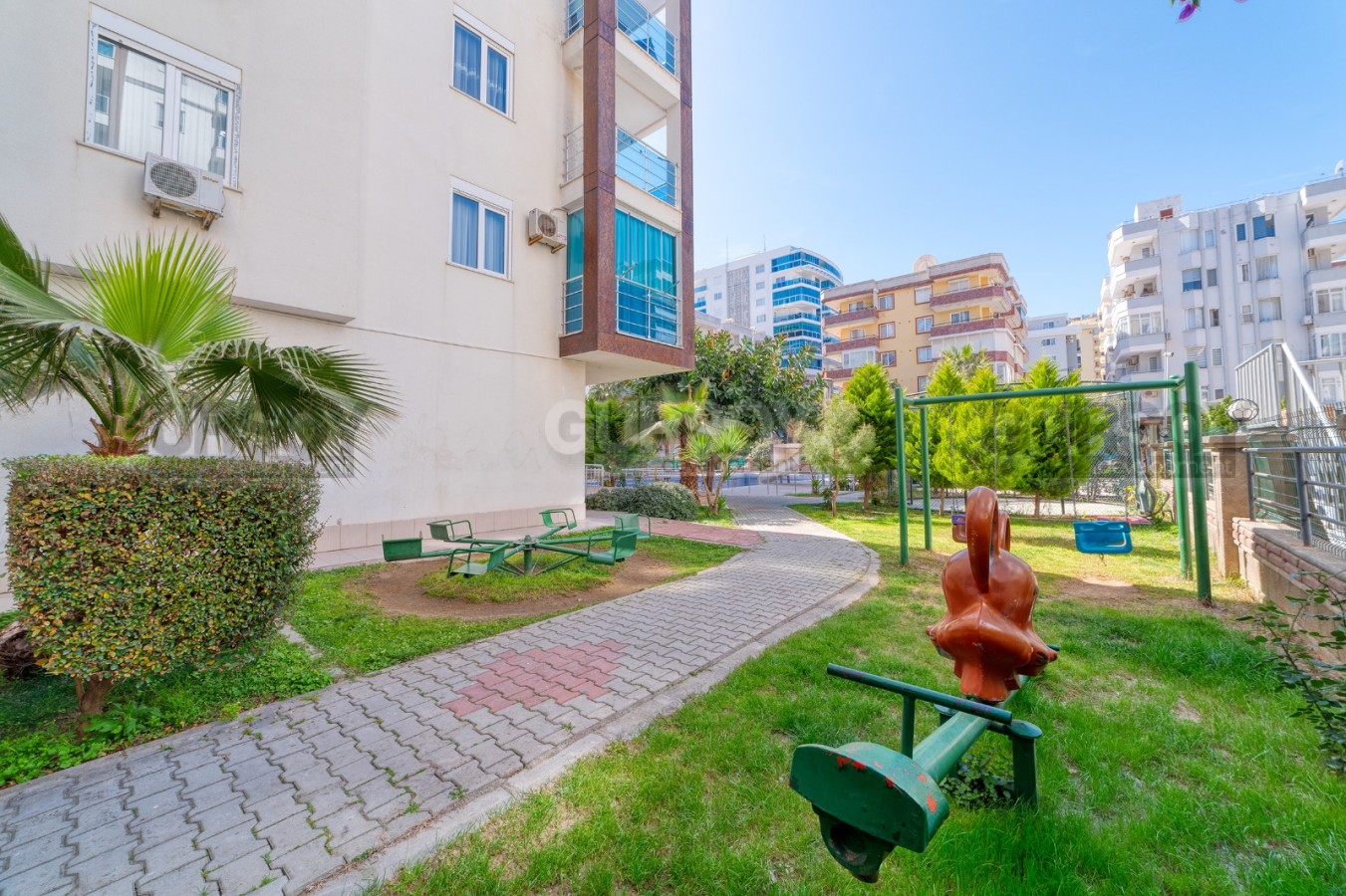 Просторная меблированная квартира 1+1 в центре Махмутлара, 65 м2 в Турции - фото 1