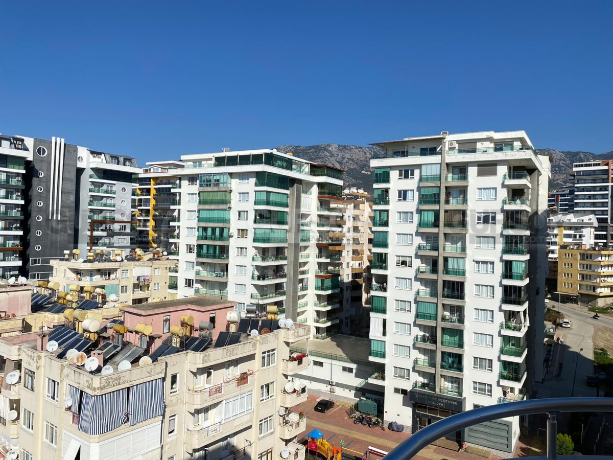 Просторная меблированная квартира 1+1 с видом на горы в 400 м от моря в Махмутларе, 65 м2 в Турции - фото 1