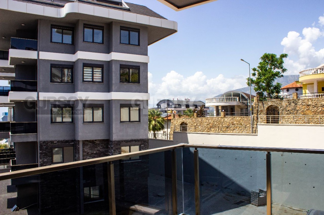Новая квартира 1+1 с видом на море в элитном жилом комплексе в Каргыджаке, 65 м2 в Турции - фото 1