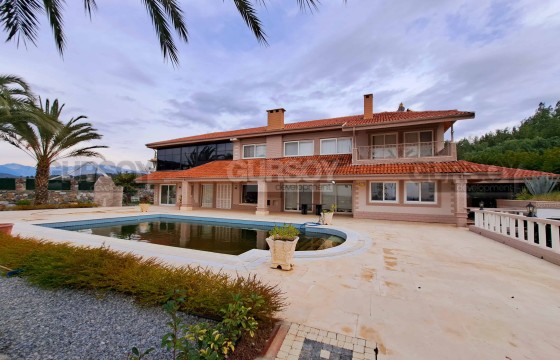 Вилла 6+1 с большим участком в районе Демирташ, 600 м2. в Турции - фото 1