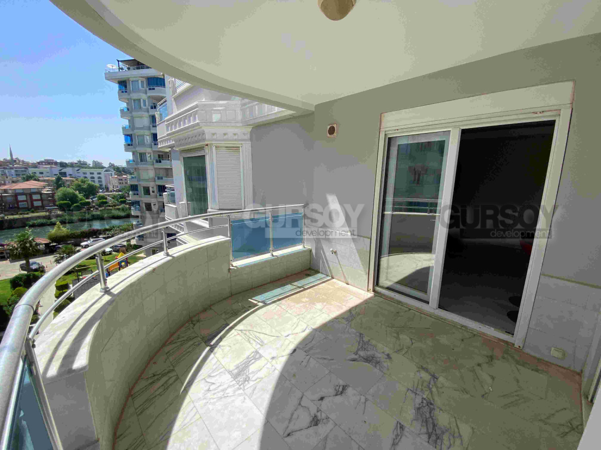 Трехкомнатная квартира 120 кв.м. на первой береговой линии в Тосмуре. в Турции - фото 1