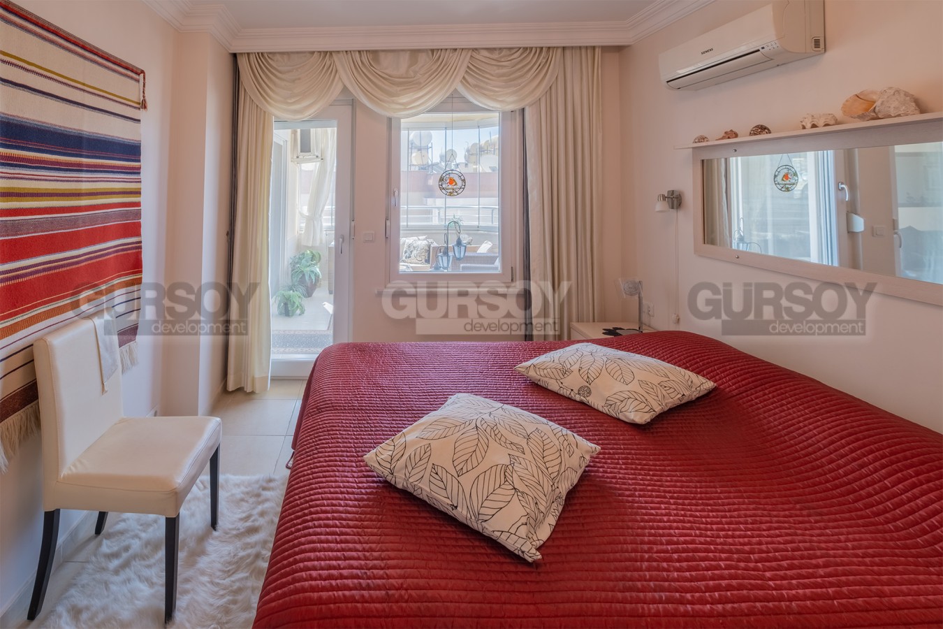 Квартира планировкой 2+1, общей площадью 120 м2, с прямым видом на море в центре города Алании в Турции - фото 1