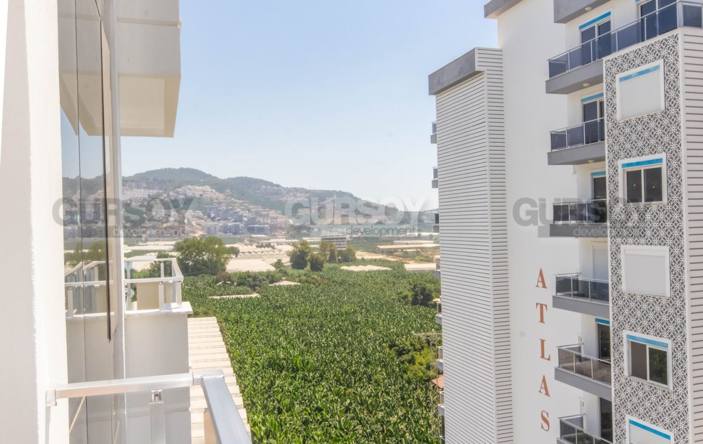 Стильная квартира 1+1 с видом на горы и море в элитном ЖК в Махмутларе, 55 м2 в Турции - фото 1