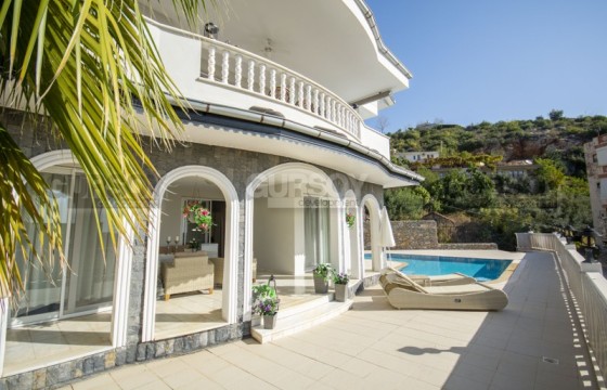 Вилла 4+1 с приватным участком в престижном районе Тепе, 220 кв.м. в Турции - фото 1