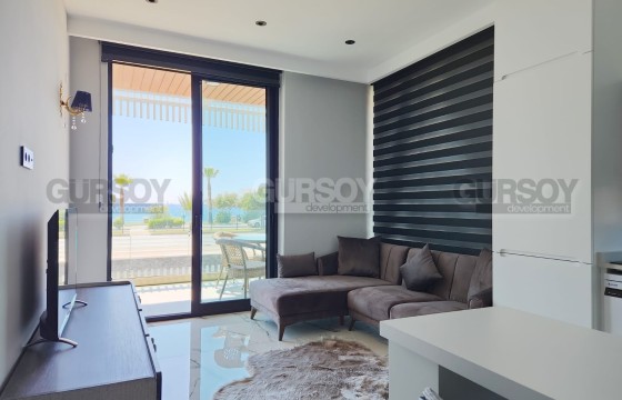 Компактная квартира с современным дизайном, на 1-м этаже в новом жилом комплексе, на первой линии от моря в Турции - фото 2