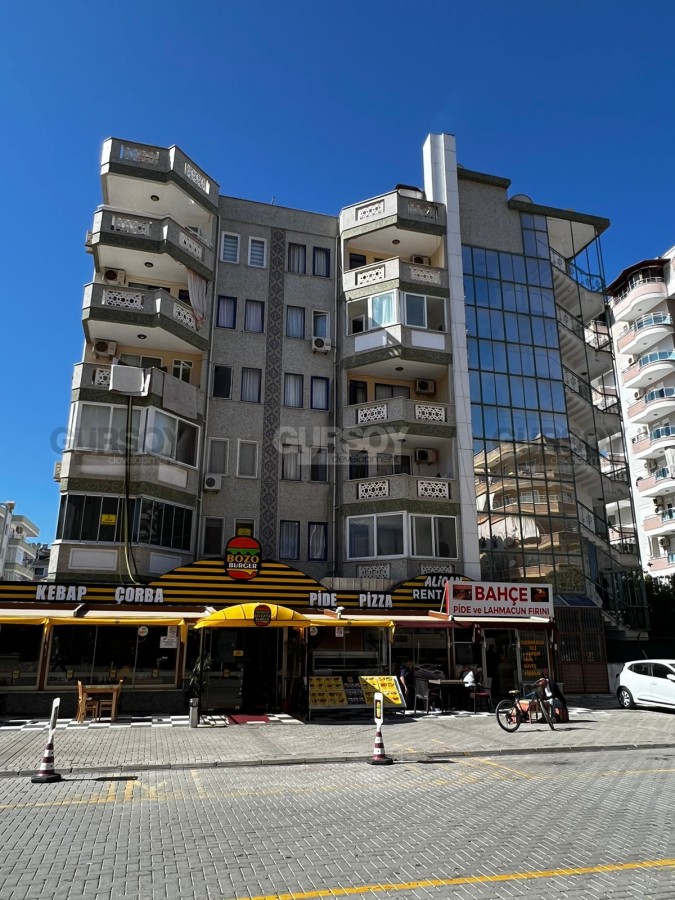 Доступная по цене квартира с мебелью и бытовой техники, в 400 метрах от моря, в центре района Махмутлар в Турции - фото 1