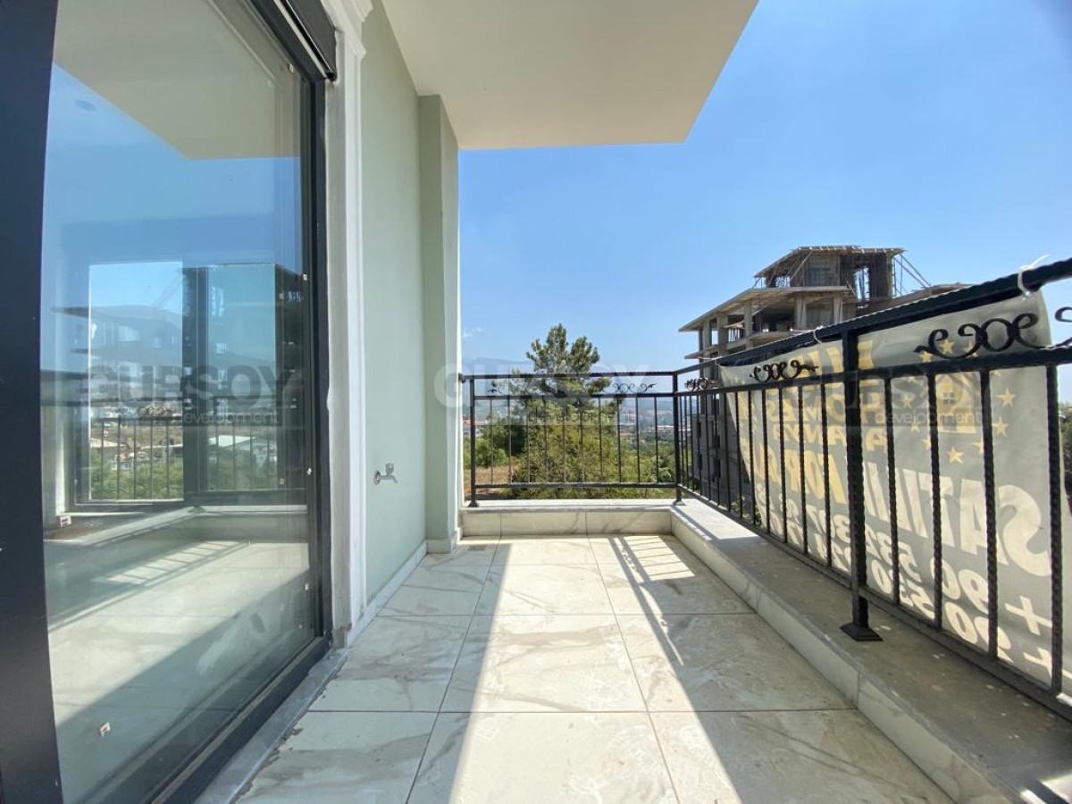 Новая квартира с видом на горы, на 2-м этаже в новой резиденции, в перспективном районе Аланьи - Чиплаклы в Турции - фото 1