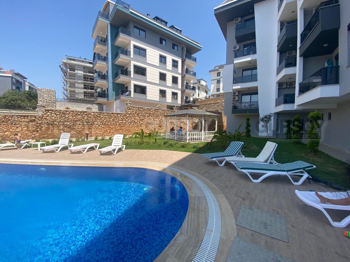Небольшая новая квартира с мебелью и бытовой техникой, на 4-м этаже, в 1300 метрах от моря в Турции - фото 1
