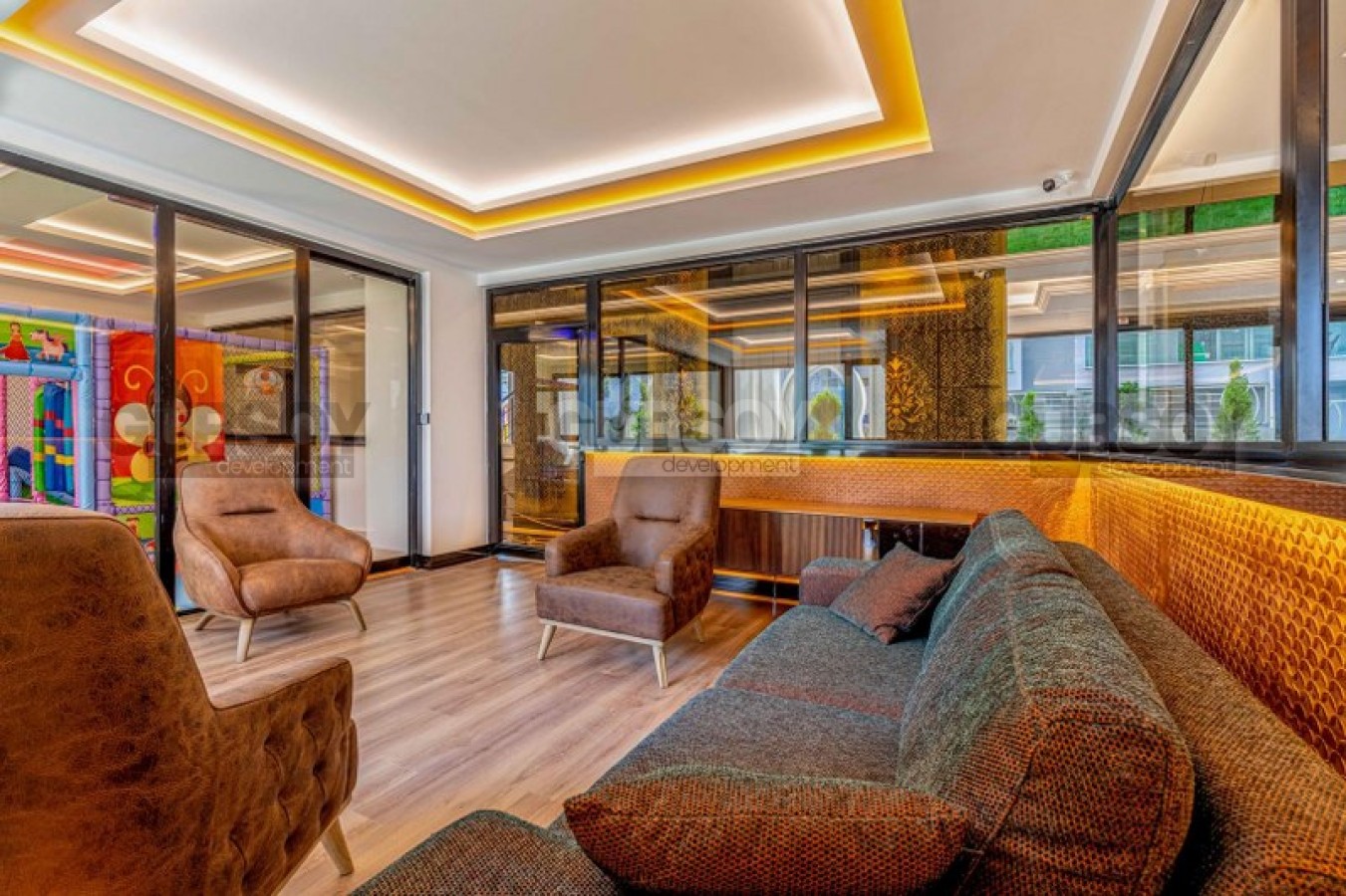 Комфортабельная квартира с мебелью и бытовой техникой, в центре популярного района Аланьи - Махмутлар в Турции - фото 1