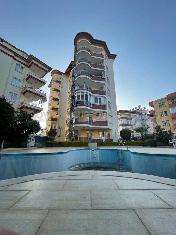 Меблированная квартира 2+1, общей площадью 120 м2, в доме с бассейном и садом, в спокойном районе Аланьи - Тосмур в Турции - фото 1
