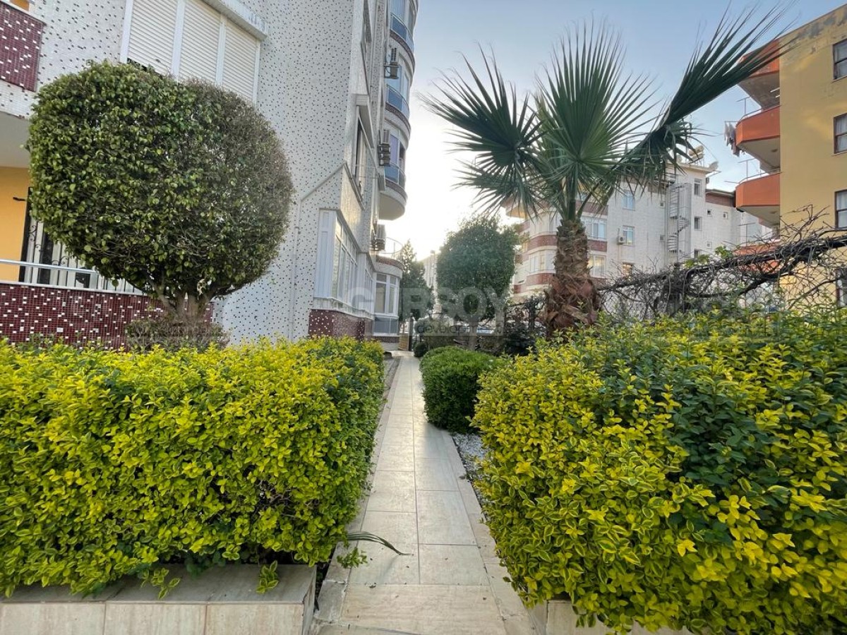 Меблированная квартира 2+1, общей площадью 120 м2, в доме с бассейном и садом, в спокойном районе Аланьи - Тосмур в Турции - фото 1