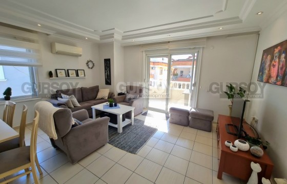 Большая двухуровневая квартира на 4-м этаже с мансардой, в 400 метрах от моря, в районе Нижняя Оба в Турции - фото 1