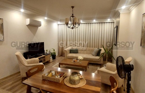 Просторная меблированная квартира 1+1 с видом на море в районе Тосмур в Турции - фото 4