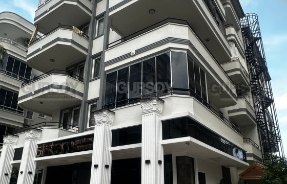 Просторная меблированная квартира 1+1 в ухоженном доме у пляжа Клеопатра в Турции - фото 3