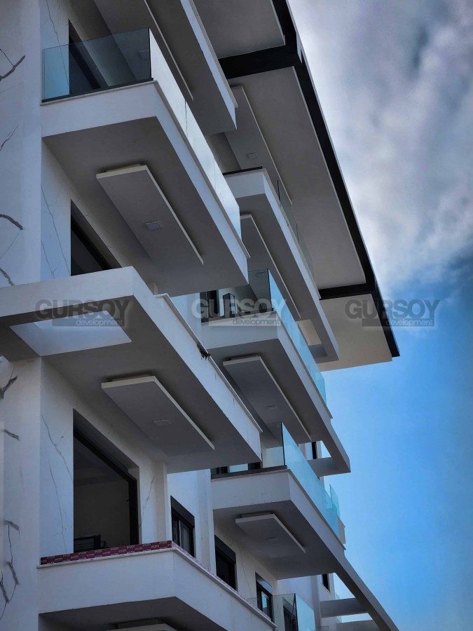 Новые квартиры 2+1 с видом на море в элитном комплексе на первой линии в Кестеле, от 70 до 160 м2 в Турции - фото 1