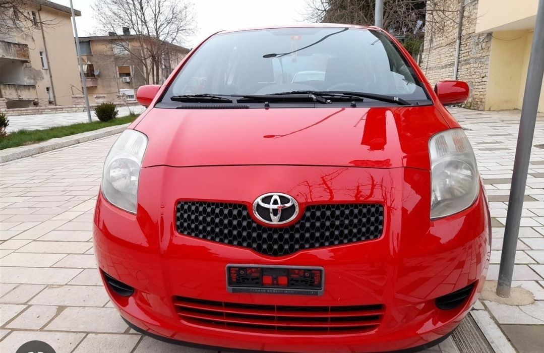 Toyota Yaris - side view