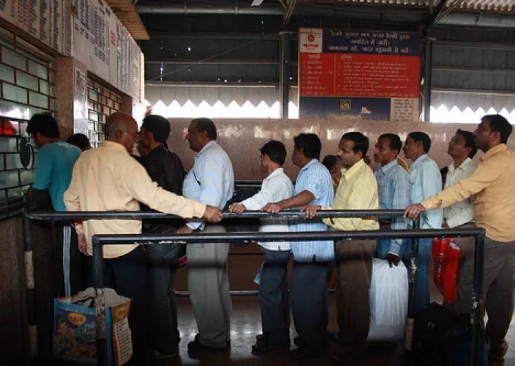 මොරටුව දුම්රියපළේ ටිකට් දෙන්නේ සුළු සේවකයෝ