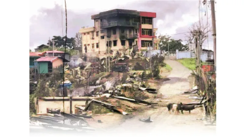 රොකට් ප්රහාර මැද මියන්මාර වැසියෝ පලා යති