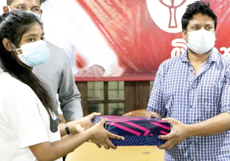 ගම්පහ වොලිබෝල් ශූරයන්ට ලක්ෂ 3ක පාවහන්