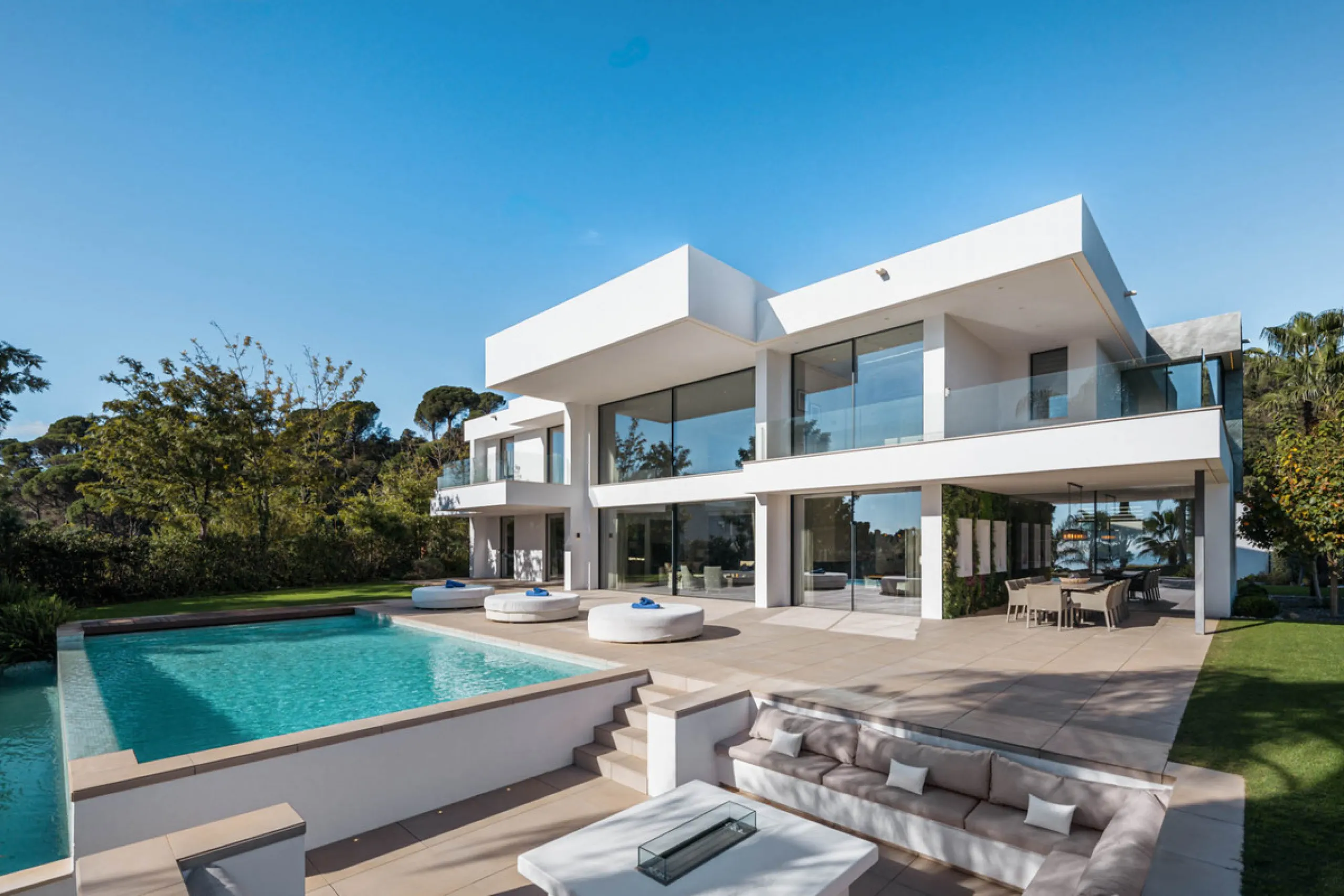 Designed by a distinguished architect, this villa is spread over two levels with an impressive built area. It features five luxurious bedrooms, each with its ensuite bathroom, an additional guest toilet, and a guest apartment that matches the main villa's