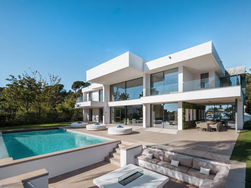 Designed by a distinguished architect, this villa is spread over two levels with an impressive built area. It features five luxurious bedrooms, each with its ensuite bathroom, an additional guest toilet, and a guest apartment that matches the main villa's