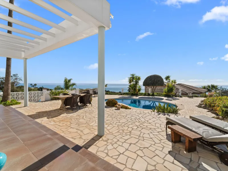 **Luxury Villa with Panoramic Sea Views in La Capellania**