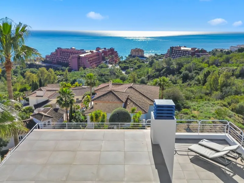 **Luxury Villa with Panoramic Sea Views in La Capellania**