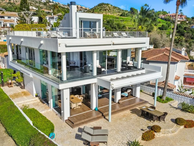 **Luxury Villa with Panoramic Sea Views in La Capellania**