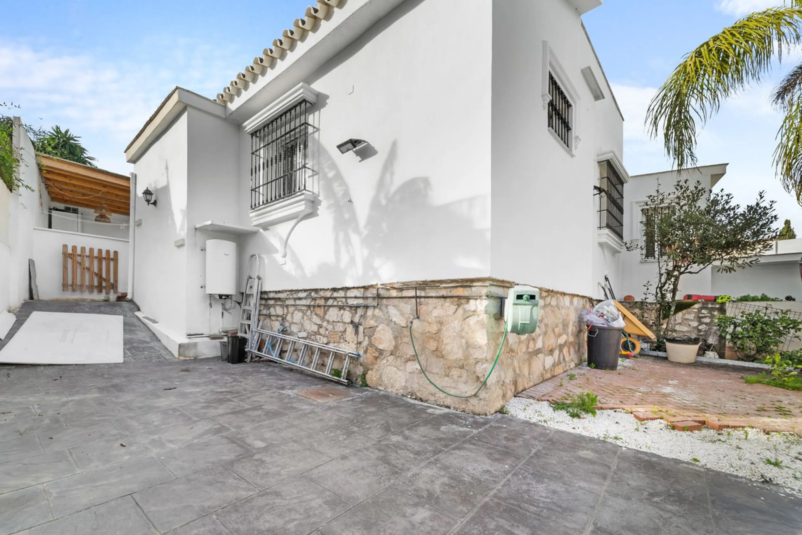 Charming detached villa located in the exclusive and highly sought-after Sohail area of Fuengirola!!
