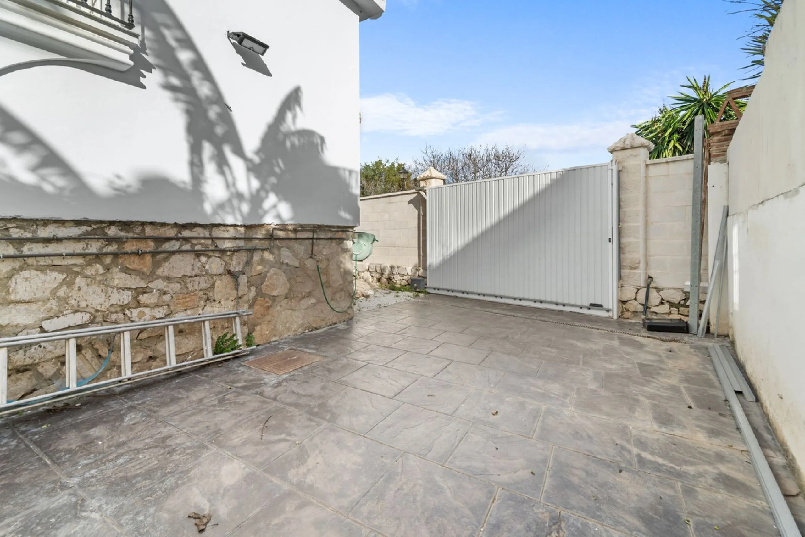 Charming detached villa located in the exclusive and highly sought-after Sohail area of Fuengirola!!