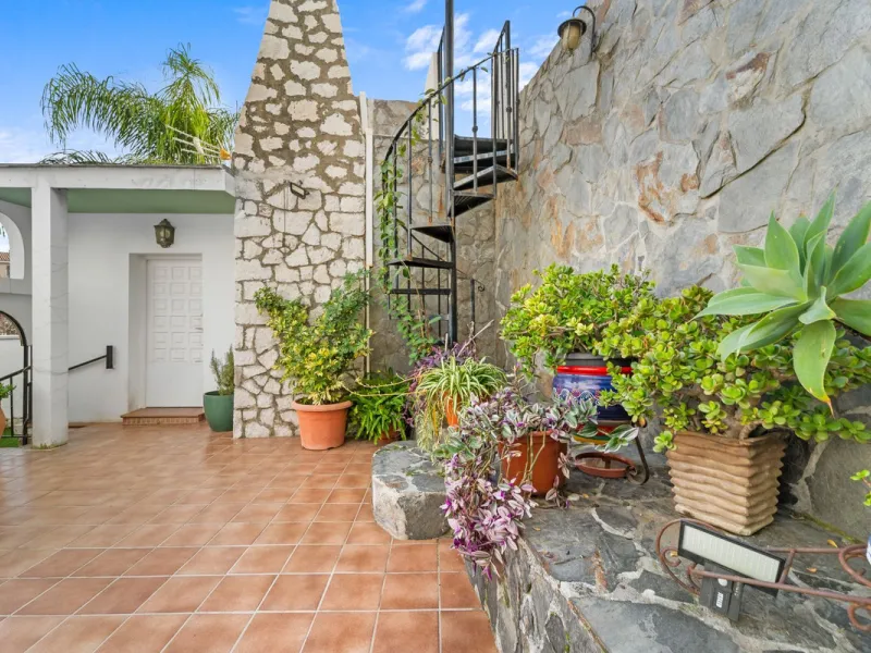 Charming detached villa located in the exclusive and highly sought-after Sohail area of Fuengirola!!