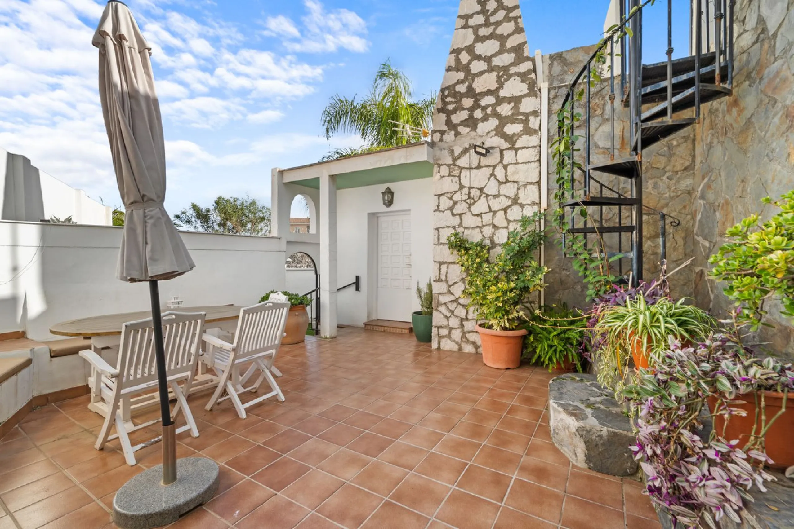 Charming detached villa located in the exclusive and highly sought-after Sohail area of Fuengirola!!